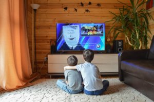 Kinder vor dem Fernseher