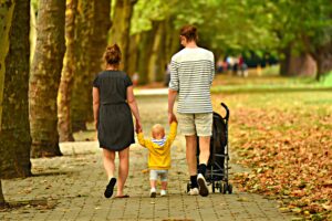 Familie, draußen, Spaziergang